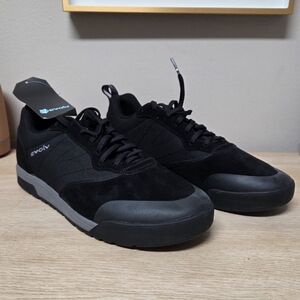 Evolv Sneakers Size 11.5